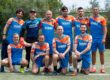 La squadra di Ondulor in divisa sportiva posa sul campo da calcio durante l’evento Aziende in Campo.