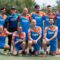 La squadra di Ondulor in divisa sportiva posa sul campo da calcio durante l’evento Aziende in Campo.