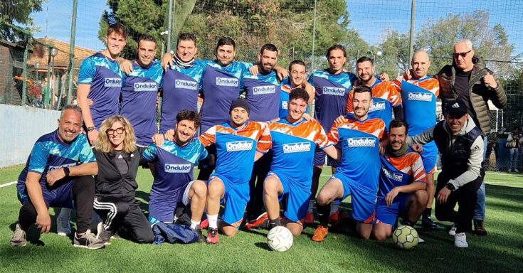 Il team Ondulor posa sul campo da calcio durante il torneo aziendale Aziende in Campo a Oristano.