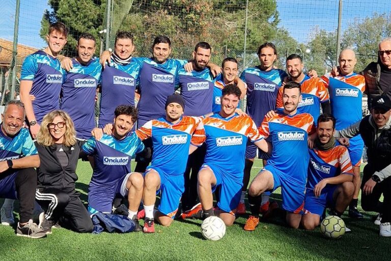 Il team Ondulor posa sul campo da calcio durante il torneo aziendale Aziende in Campo a Oristano.