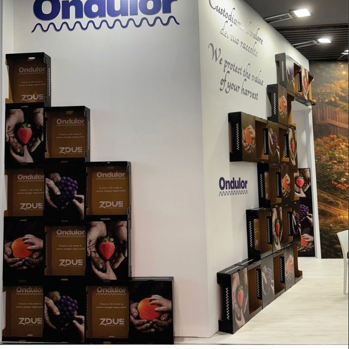 Esposizione di packaging in cartone ondulato Ondulor per prodotti ortofrutticoli allo stand Macfrut 2026.
