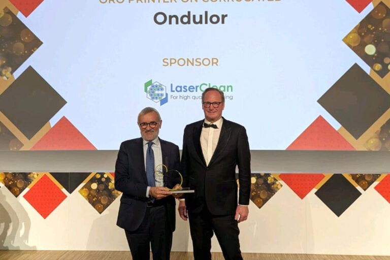 Rappresentante Ondulor riceve il premio Oro Printer on Corrugated durante la cerimonia Oro della Stampa 2025.
