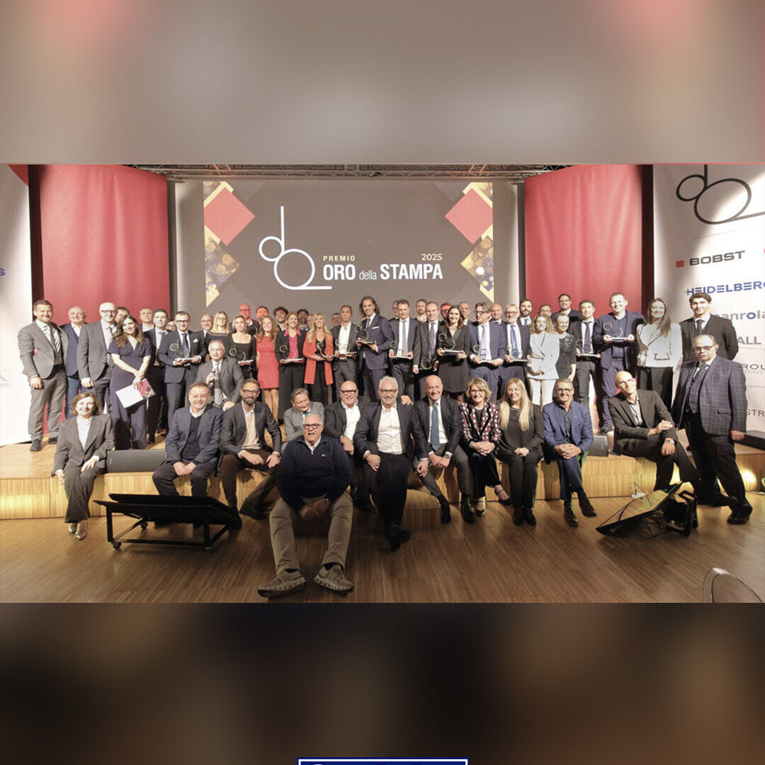 Foto di gruppo dei vincitori e dei partecipanti alla cerimonia Oro della Stampa 2025 al Museo Alfa Romeo di Arese.