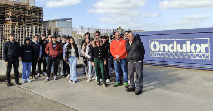 Studenti dell’Istituto Tecnico Othoca di Ales in visita alla sede Ondulor di Santa Giusta durante il PMI Day 2025.