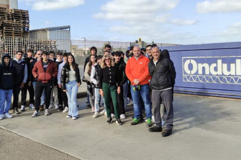 Studenti dell’Istituto Tecnico Othoca di Ales in visita alla sede Ondulor di Santa Giusta durante il PMI Day 2025.