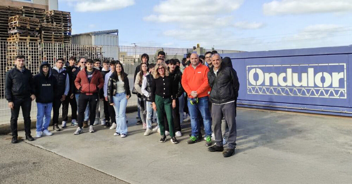 Studenti dell’Istituto Tecnico Othoca di Ales in visita alla sede Ondulor di Santa Giusta durante il PMI Day 2025.